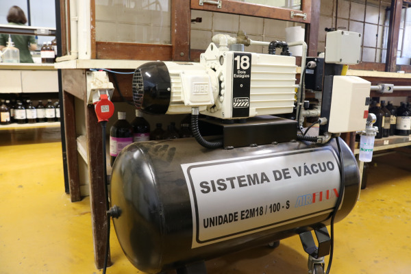 Sistema de vácuo com sistema automatizado de funcionamento com bomba Edwards